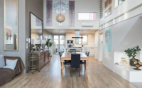 Huge Stylish Art Loft With Spa & Soaring Ceilings